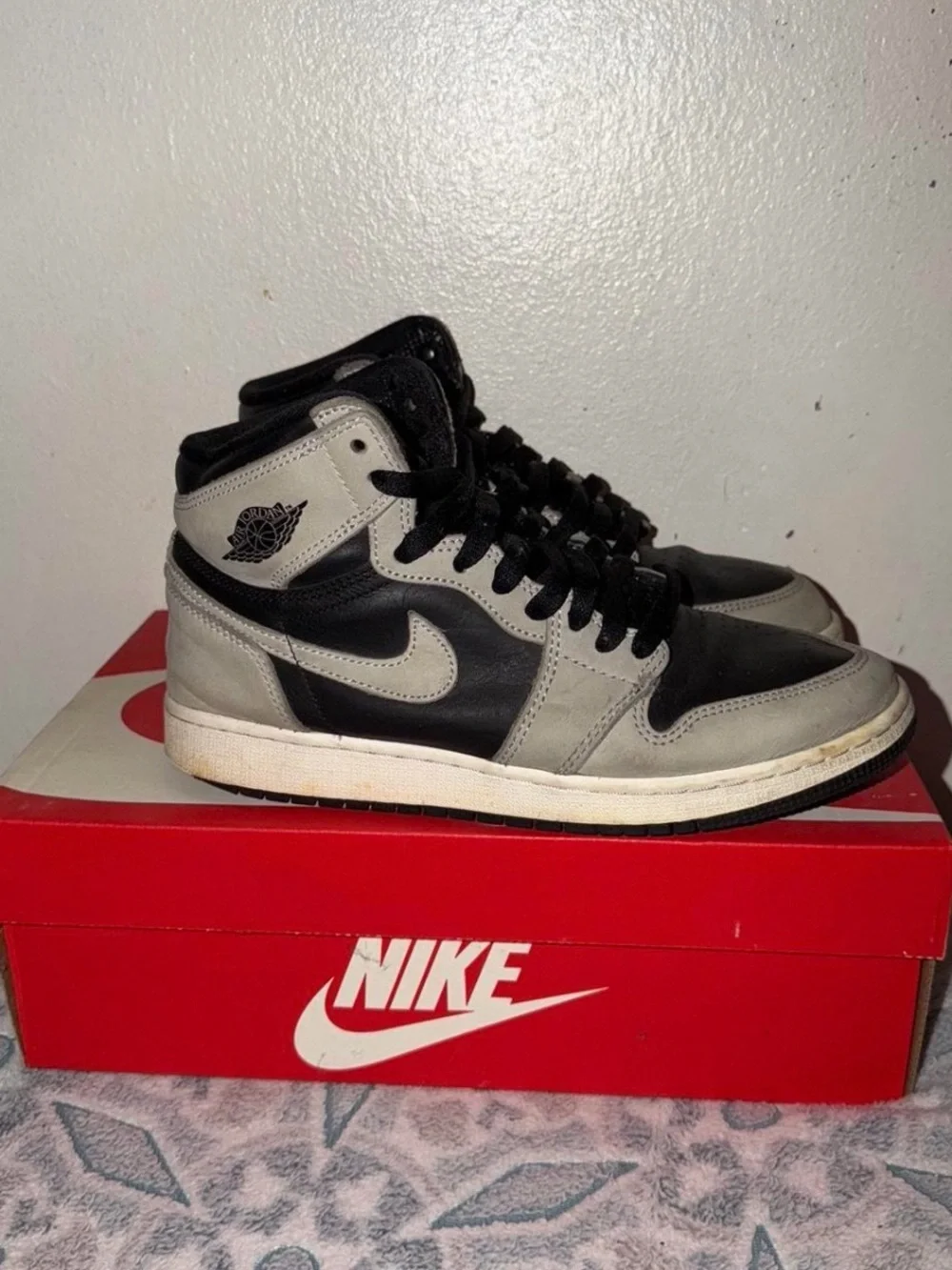 Air Jordan 1 shadow 2.0 men size 7 comes with replacement shoe box